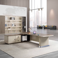 Bureau de direction moderne et luxueux avec éclairage LED, table de PDG en forme de L avec armoire latérale, bureau de patron en bois