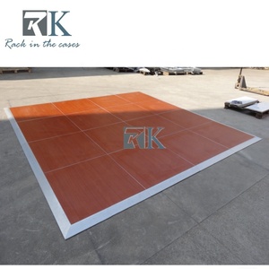 Plancher de danse en contreplaqué brillant à grain de bois avec rampe en aluminium - Product Image 3