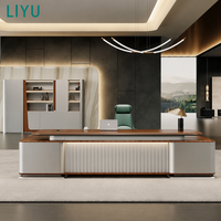 Scrivania Direzionale a L Moderna LIYU, Postazione di Lavoro di Lusso in Legno Impiallacciato per CEO e Dirigenti con Pannello Scanalato a LED e Piano Flottante