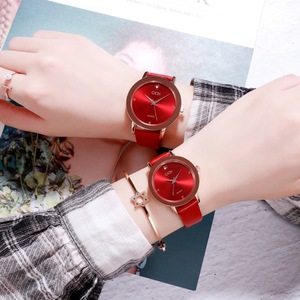 Montres à quartz élégantes et haut de gamme pour couples, avec bracelets en cuir et une esthétique raffinée. - Product Image 5