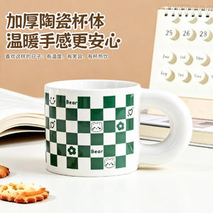 แก้วเซรามิคลายหมากรุกหมี ดีไซน์การ์ตูนน่ารักสไตล์เรโทร สำหรับเป็นของขวัญและใช้ในชีวิตประจำวัน - Product Image 3