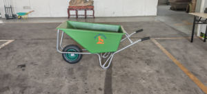 Carretilla de polietileno de alta resistencia para jardín y construcción con rueda neumática para manejo de materiales en granjas y patios. - Product Image 2