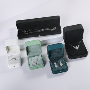 Le fournisseur propose des boîtes à bijoux de luxe personnalisées avec logo, en plastique PU, certifiées écologiques, pour colliers et bagues. Fabricant de boîtes à bijoux. - Product Image 2