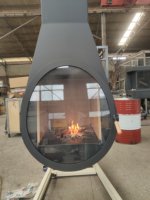 Nouvelle cheminée à bois en acier au carbone noir mat de forme personnalisée avec porte en verre pour villa