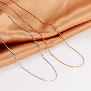 Venta al por mayor, joyería de acero inoxidable que no se deslustra, collar de cadena de hueso de serpiente redondo muy fino chapado en oro de 1mm - Product Image 2