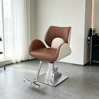 Chaise de coiffeur marron chocolat avec coussin crème, base carrée, élévateur hydraulique pour la coupe de cheveux