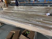 Plafond suspendu, déflecteur d'air, couleur grain de bois, poutres en aluminium extrudé, décorations pliées sur mesure
