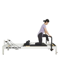 Équipement de fitness Pilates en gros MJD-M102A Reformer en aluminium blanc avec chariot en chêne pour l'approvisionnement des studios mondiaux
