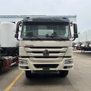 Camión de Transporte de Alimentos a Granel para Granjas Avícolas SINOTRUK HOWO 8x4 con Tornillo Hidráulico para Granos - Product Image 4