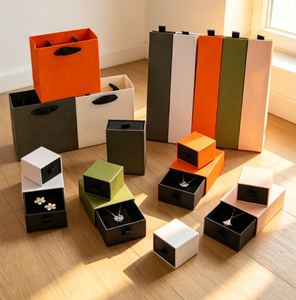 Caja de Joyería de Cartón Rígido de Alta Gama, con Cierre de Cordón, Diseño Simple en Verde para Guardar Anillos - Product Image 1