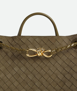 Bolso de mano pequeño Andiamo de Bottega BV en piel Intrecciato flexible con detalle de nudo distintivo y correa cruzada deslizante Veneta - Product Image 6