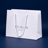 Sac en papier blanc de luxe avec logo personnalisé, écologique, recyclable, avec poignée en corde, pour vêtements, fourrures, chaussettes, emballage cadeau