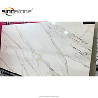 Dalle blanche Calacatta à grosses veines au design moderne, pierre artificielle à faible teneur en silicone, surface de polissage de comptoir de cuisine en quartz artificiel
