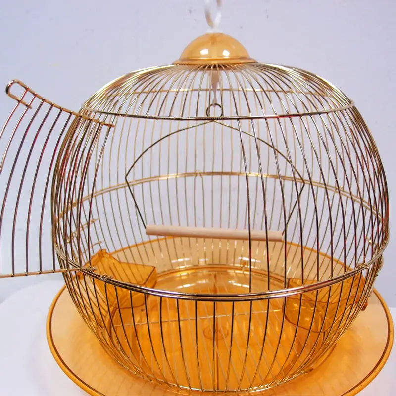 Novo estilo extravagante Metal pássaro gaiolas rodada montagem dourado leve papagaio canário pássaros gaiola casa para venda