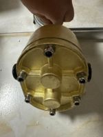 Moteur électrique haute pression conduisant la pompe à engrenages de surpression de machine de colle en laiton liquide visqueux