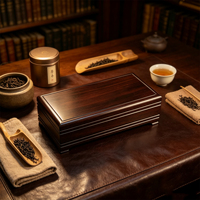 Boîte cadeau en bois massif foncé avec couvercle coulissant, logo personnalisé, surface polie, bande incrustée et pieds de base pour emballage de luxe et rangement de cadeaux