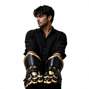 Gants de guerrier en métal plaqué or et noir, forme irrégulière, armure de mode, objet de collection, artisanat métallique, objet de présentation - Product Image 2