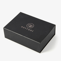 CHAUDE Poignée de ruban de luxe Logo personnalisé Papier de carton rigide rigide noir rose Insert de vêtement Emballage de boîte-cadeau magnétique pliante