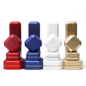 Boîte à bijoux rectangulaire de luxe sur mesure EVERWIN avec motif carré, éclairage LED et doublure en velours, disponible en OEM/ODM - Product Image 1