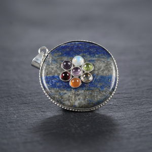 Pendentif disque Chakra Lapis Lazuli avec incrustation de quartz sertie clos, plaqué argent, style bohème classique, breloque unisexe, cadeau - Product Image 2