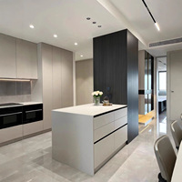 Îlot de salle à manger en bois sur mesure pour toute la maison, modèle buffet avec comptoir en pierre de quartz intégrant une table à manger extensible et un comptoir de bar
