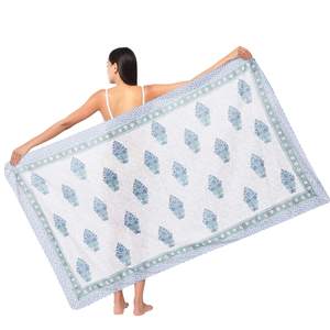 Sarong en coton imprimé à la main de qualité supérieure pour femmes, léger, idéal comme paréo de bikini, pour la plage et les vacances d'été - Product Image 1