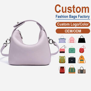 Sac bandoulière en cuir pleine fleur texturé litchi avec chaînes et sangle réglable pour le travail, les escapades de week-end – Sacs en cuir de créateur - Product Image 1