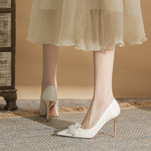 Escarpins de mariée en satin à bout pointu, talon aiguille, décoration florale blanche, chaussures de mariage - Product Image 3
