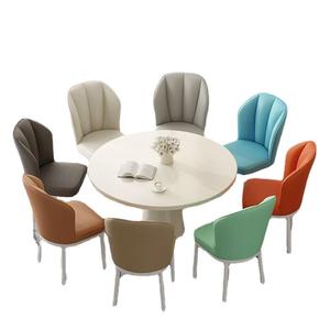 Sillas de Comedor Francesas Personalizadas de Cuero para Sala de Estar, Juego de Mesa de Comedor con Patas Doradas y 4 Sillas - Product Image 6