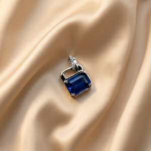 Colgante unisex de oro blanco de 14 quilates de Sarvottam con zafiro azul octogonal natural y diamantes redondos para uso diario. - Product Image 1