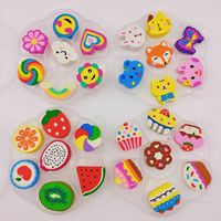 Gommes à effacer créatives de Noël en forme de fleur de prunier et de Kapibara souriant, 4 gommes assorties avec un plateau à fruits
