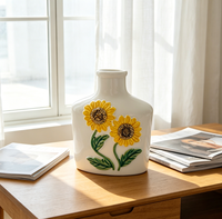 Vase en céramique minimaliste avec motif d'oiseau en relief, couleur neutre pour maison moderne