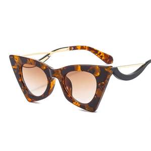 Vente en gros de lunettes de soleil pour femmes, style vintage de luxe 2022, sans monture, œil de chat, noires, surdimensionnées, triangulaires - Product Image 2