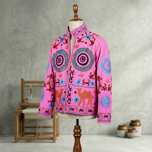 เสื้อแจ็คเก็ตสีชมพูสำหรับผู้หญิง ลายซูซานี งานปักมือลายอูฐ ผ้า TNT สไตล์โบฮีเมียน เสื้อผ้าชาติพันธุ์ ขายส่ง เสื้อคลุม - Product Image 1