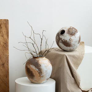 Vase en céramique de style vintage Wabi Sabi avec glaçure texturée rugueuse pour la présentation de fleurs séchées dans le salon, décoration d'hôtel boutique - Product Image 2