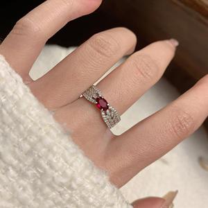 แหวนเงินแท้ S925 สไตล์ฝรั่งเศสย้อนยุค ประดับพลอยทับทิมสีเลือดนกพิราบ รูปทรงรวงข้าว ประดับเพชรเต็มวง ดีไซน์โบว์ หรูหราเบาๆ - Product Image 2