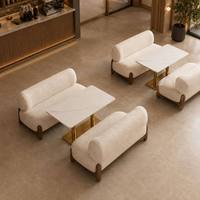 Chaises et tables pour restaurant, café, salon, ensemble de canapés, bancs en bouclette crème, table en marbre blanc, piédestal doré, pour café commercial