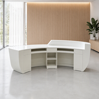 Comptoir de réception moderne blanc incurvé de luxe avec façade cannelée et éclairage LED pour salon de beauté, spa, hôtel, bureau – Personnalisable