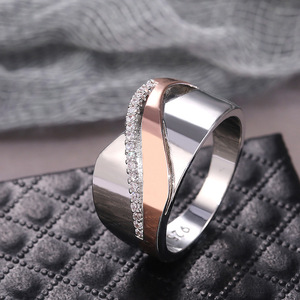 Anello Minimalista da Donna con Fiocco Incrociato e Zirconia Cubica, Gioiello alla Moda - Product Image 2
