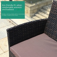 Ensemble de conversation en rotin d'extérieur 4 pièces : canapé deux places et chaises avec table basse en verre et coussins pour patio, balcon, terrasse, jardin