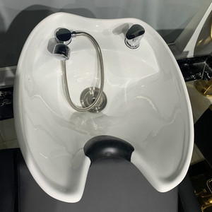 Silla <span class=keywords><strong>de</strong></span> champú <span class=keywords><strong>de</strong></span> salón <span class=keywords><strong>de</strong></span> diseño moderno con cuencos <span class=keywords><strong>de</strong></span> Metal dorado <span class=keywords><strong>de</strong></span> cuero negro, lavabo <span class=keywords><strong>de</strong></span> cerámica para peluquerías, venta al por mayor, nuevo problema - Product Image 3