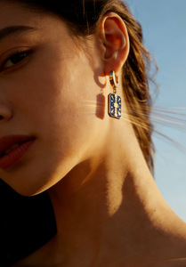 Boucles d'oreilles pendantes carrées en émail bleu plaqué or 18 carats en acier inoxydable, vente en gros directe d'usine pour femmes - Product Image 3