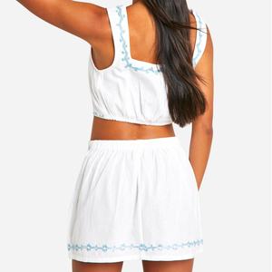 โรงงานเสื้อผ้าสตรี ชุดผ้าลินินสีขาวสั่งทำพิเศษ เสื้อคอเหลี่ยมแขนกุดพร้อมกระโปรงปักลาย ชุดสองชิ้นสำหรับสุภาพสตรี - Product Image 4