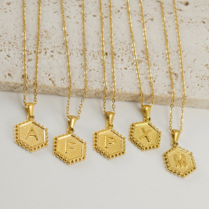 Collar con Colgante de Letra Hexagonal de Acero Inoxidable Chapado en Oro PVD de 18K |   Elegante Gargantilla con 26 Letras del Alfabeto Inglés para Mujer - Product Image 3