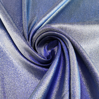 Tissu en polyester bicolore brillant et changeant de couleur, avec teinture métallisée, idéal pour la confection de vêtements tendance.