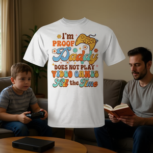 Camiseta para papá de gamers, con la frase: Soy prueba de que papá no juega videojuegos todo el tiempo - Product Image 3