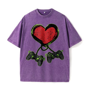 T-shirt surdimensionné vert olive avec imprimé cœur et manettes de jeu, vêtement décontracté pour les joueurs et les passionnés de jeux - Product Image 4