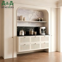 Buffet mural intégré sur mesure au design arqué avec tiroirs cannelés et texture pierre pour projet de villa