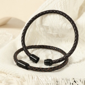 Pulseras de Cuero PU Trenzado de Estilo Simple en Color Negro JUSTOP para Mujeres y Hombres con Cierre Magnético, Regalo Moderno, Hecho en China - Product Image 1