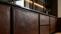 Meuble de cuisine sur mesure en cuir de luxe avec four encastré, armoire vitrée à LED pour maison de luxe, commande en gros